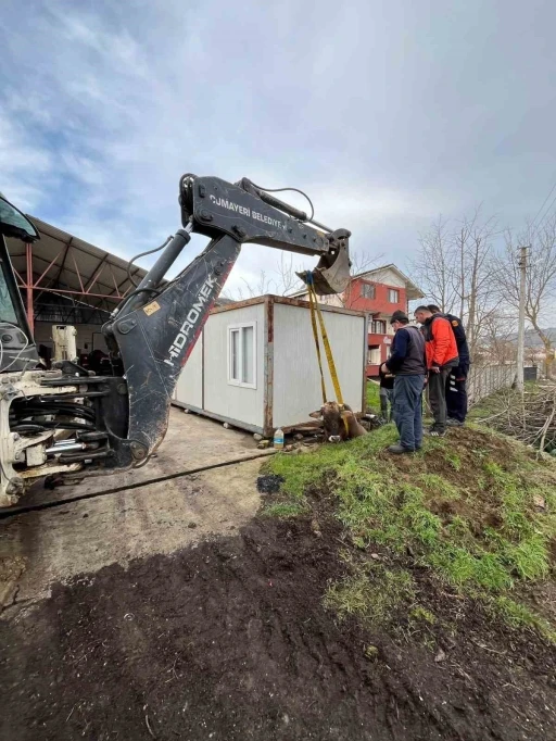 Kuyuya d&uuml;şen ineği itfaiye kurtardı
