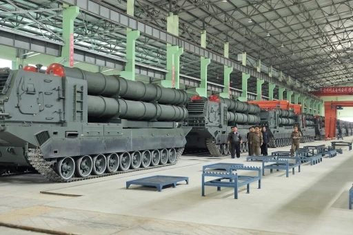 Kuzey Kore lideri Kim tank fabrikasını gezdi, daha fazla üretim talimatı verdi
