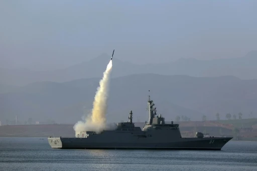 Kuzey Kore yeni savaş gemisindeki füze ve top sistemlerinin ilk test atışını gerçekleştirdi
