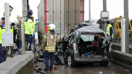 Kuzey Marmara Otoyolu gişelerinde feci kaza: Araç tırın altına girdi, 1 kişi hayatını kaybetti

