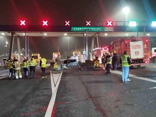 Kuzey Marmara Otoyolu Kurnak&ouml;y gişelerinde otomobil takla attı: 2 yaralı
