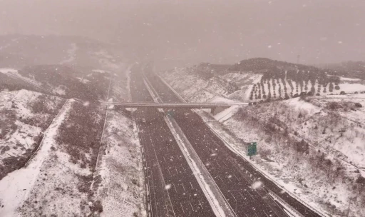 Kuzey Marmara Otoyolu&rsquo;nda kar yağışı havadan g&ouml;r&uuml;nt&uuml;lendi
