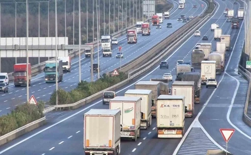 Kuzey Marmara Otoyolu&rsquo;nda tırların lodosla imtihanı
