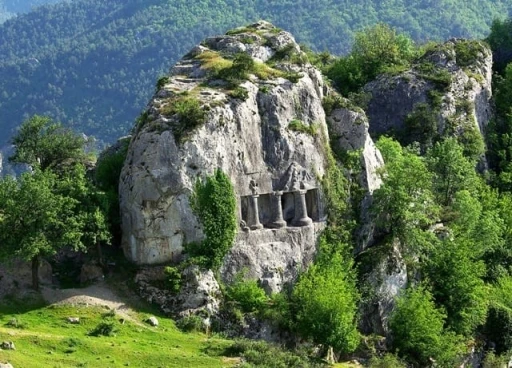Kuzeyin muhafızı İnceburun Feneri ve zamana direnen Terelek Mezarları
