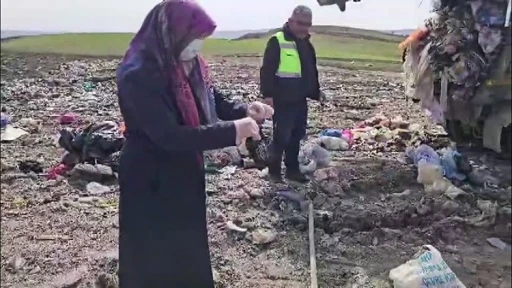 Lahana poşetinde sakladığı altınları &ccedil;&ouml;pe atıldı
