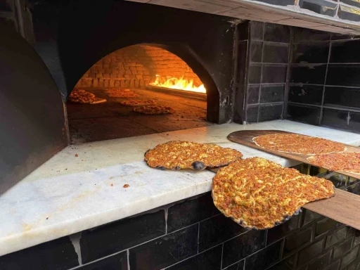 Lahmacun ustası "Ma&ccedil;ı kazanırsak bin lahmacun dağıtacağım" dedi, s&ouml;z&uuml;n&uuml; tuttu
