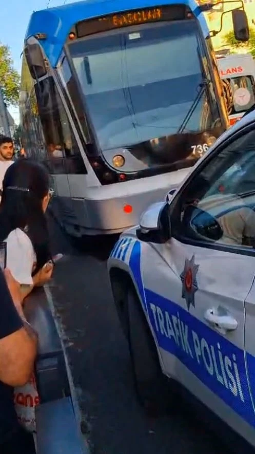 Laleli&rsquo;de raylara d&uuml;şen &ccedil;ocuk tramvayın altında kalarak &ouml;ld&uuml;
