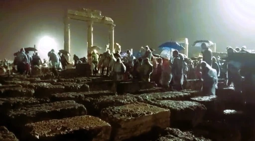 Laodikya’dan, Kızıl Ordu Korosunun şarkıları değil ‘yuh’ sesleri yükseldi
