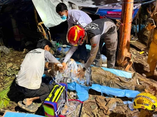 Laos&rsquo;ta mağarada mahsur kalan define avcılarından 5&rsquo;i sağ olarak kurtarıldı
