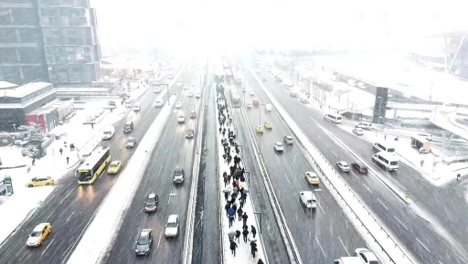 Lapa lapa kar yağan Bah&ccedil;elievler havadan g&ouml;r&uuml;nt&uuml;lendi
