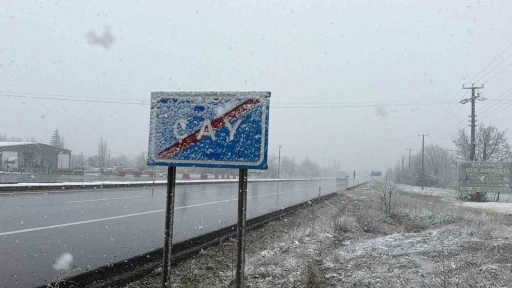 Lapa lapa yağan kar il&ccedil;eyi beyaza b&uuml;r&uuml;d&uuml;
