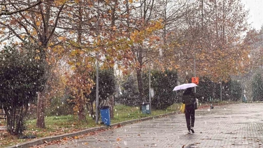 Lapa lapa yağdı, aniden bitti: Kamp&uuml;ste kar sadece 5 dakika s&uuml;rd&uuml;

