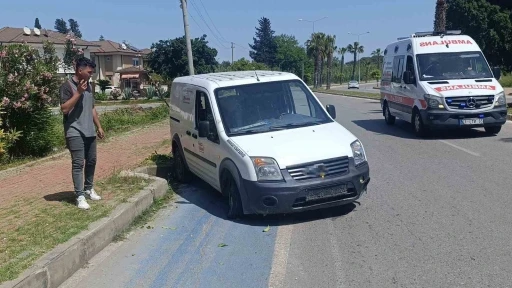 Lastiği patlayan araç kaldırıma çarpıp devrilmekten son anda kurtuldu
