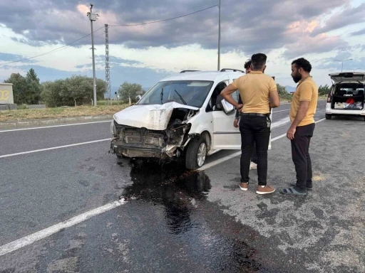 Lastiği patlayan ara&ccedil; ref&uuml;jdeki direği devirdi: 1 yaralı
