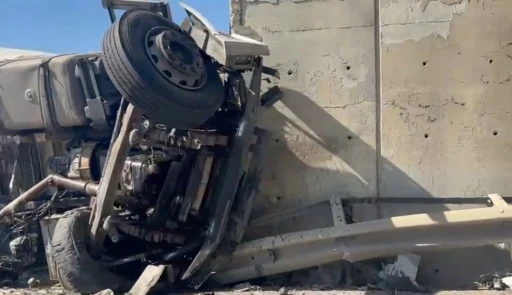 Lastiği patlayan kamyon köprü ayağına çarptı sürücü öldü
