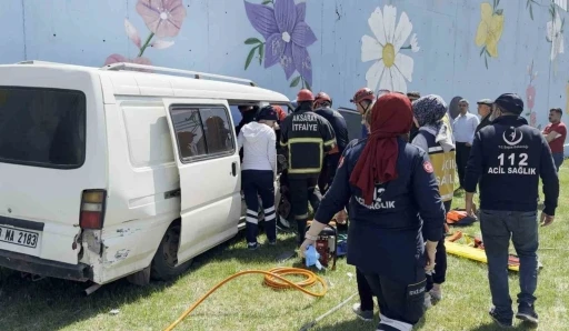 Lastiği patlayan minibüs refüjdeki işçiye çarptı: 5 yaralı
