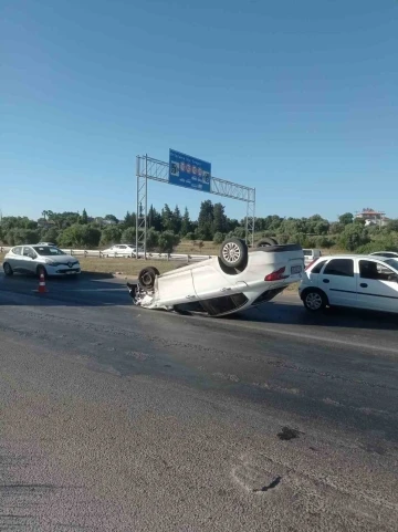 Lastiği patlayan otomobil önündeki araca çarpıp devrildi: 2 yaralı
