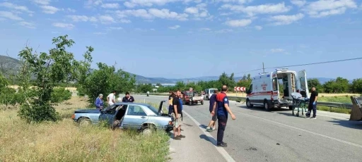 Lastiği patlayan otomobil yoldan çıktı: 1 yaralı
