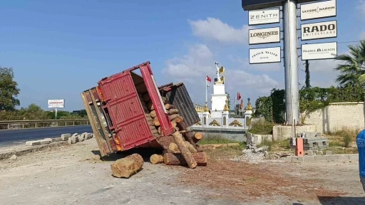 Lastiği patlayan tomruk yüklü kamyon devrildi, sürücü kazayı burnu bile kanamadan atlattı
