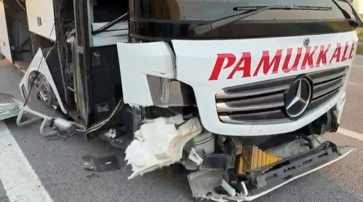 Lastiği patlayan yolcu otob&uuml;s&uuml;nde can pazarı: Muavin kopan kapıdan aşağı u&ccedil;tu
