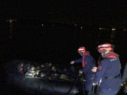 Lastik botta 48 göçmen yakalandı
