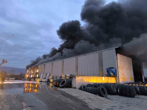 Lastik deposu alevlere teslim oldu
