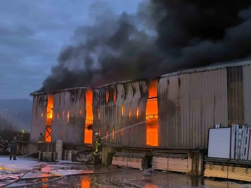 Lastik deposunda &ccedil;ıkan yangın kontrol altına alındı
