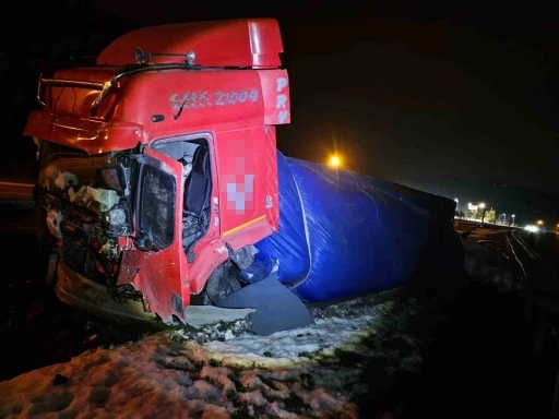 Lastik patlayınca yoldan &ccedil;ıktı
