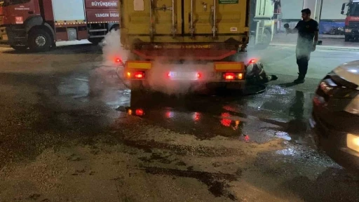 Lastik sebebiyle yanan tırı 10 kilometre s&uuml;r&uuml;p itfaiyeye yetiştirdi
