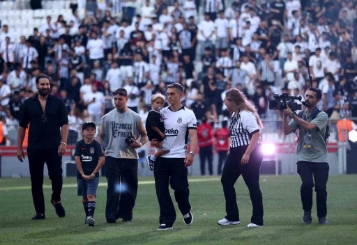 Leandro Trossard, 20 bin taraftarın &ouml;n&uuml;nde imzayı attı
