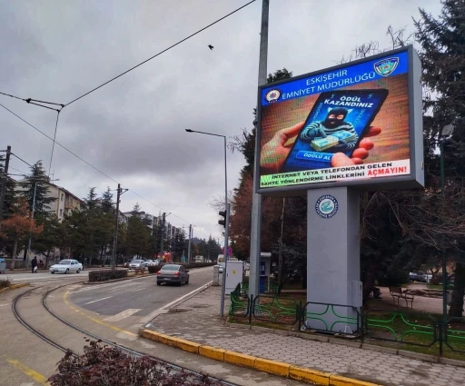 LED ekranlara hırsızlık ve dolandırıcılık uyarıları yansıtıldı
