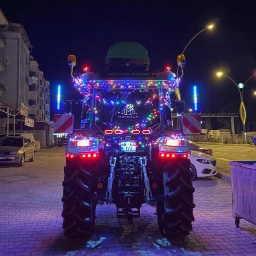 Led ışıklı trakt&ouml;r dikkat &ccedil;ekti
