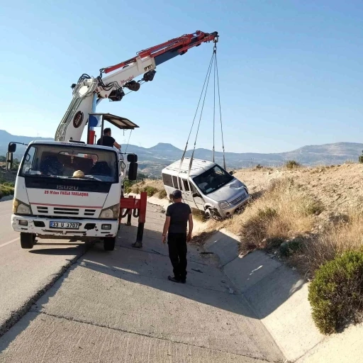 Levhaya &ccedil;arpıp yoldan &ccedil;ıkan ara&ccedil;takiler yara almadan kurtuldu
