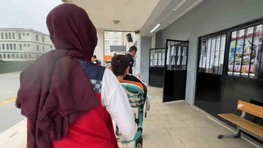 LGS&rsquo;de zamana karşı yarış: Esenyurt zabıtası &ouml;ğrenciyi sınava 30 saniye kala yetiştirdi
