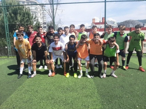 LGS öncesi moral etkinliği: Öğrenciler halı sahada stres attı
