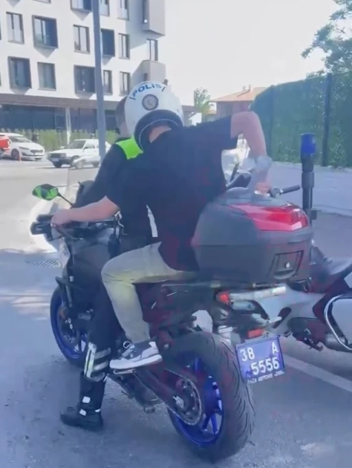 LGS’ye geç kalan öğrencileri polis yetiştirdi
