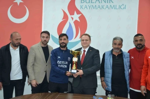 Lig şampiyonu Kopspor, kupasını Kaymakam Koşansu’ya takdim etti
