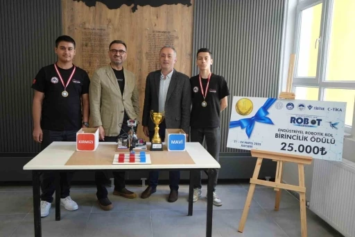 Lise öğrenciler tasarladıkları endüstriyel kol ile uluslararası yarışmada birinci oldu
