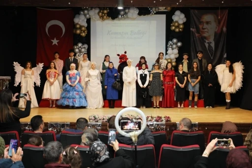 Lise &ouml;ğrencileri atık malzemelerden hazırladıkları kıyafetlerle podyuma &ccedil;ıktı
