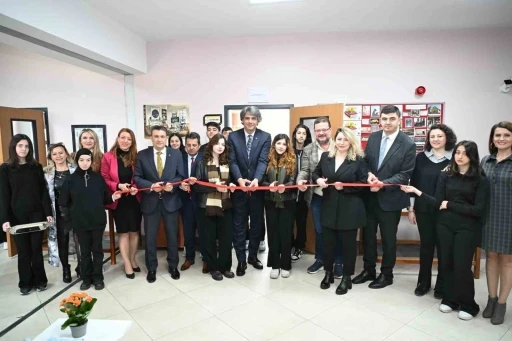 Lise öğrencileri Enver Ercan’ın kitapları ile yeni bir kütüphaneye kavuştu
