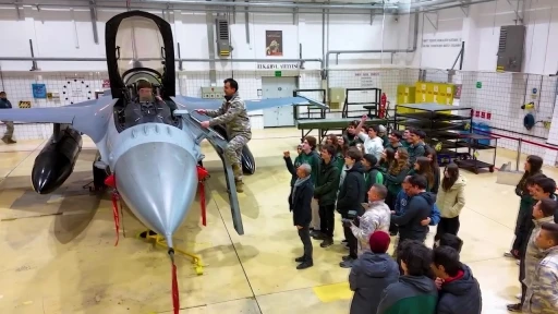 Lise &ouml;ğrencileri F-16 kokpitinde: "Gelecekte KAAN&rsquo;ları, Kızıl Elma&rsquo;ları, Atak&rsquo;ları biz u&ccedil;uracağız"

