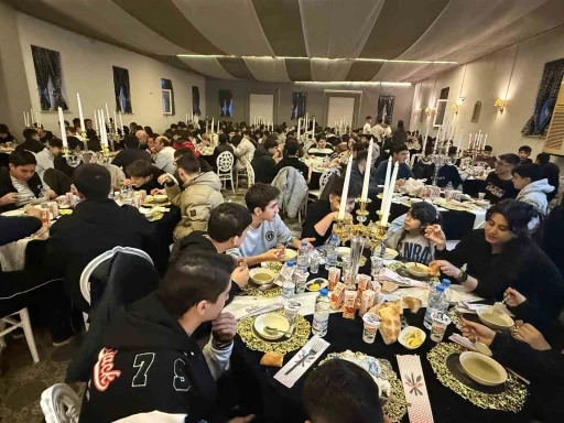 Lise &ouml;ğrencileri ve &ouml;ğretmenleri iftar sofrasında buluştu
