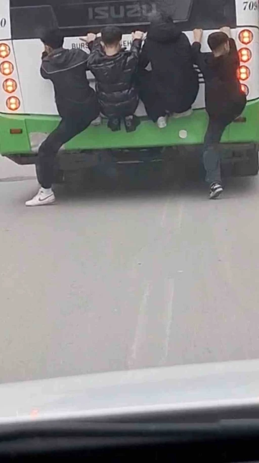 Lise &ouml;ğrencilerinin tehlikeli yolculuğu
