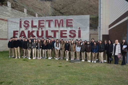 Liseli gen&ccedil;ler D&uuml;zce &Uuml;niversitesi&rsquo;nde
