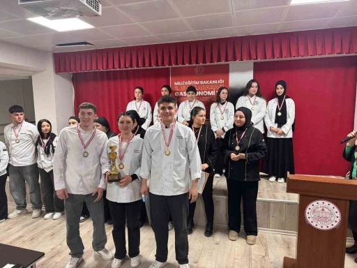 Liseli gen&ccedil;ler gastronomi yarışmasında g&uuml;m&uuml;ş madalya kazandı
