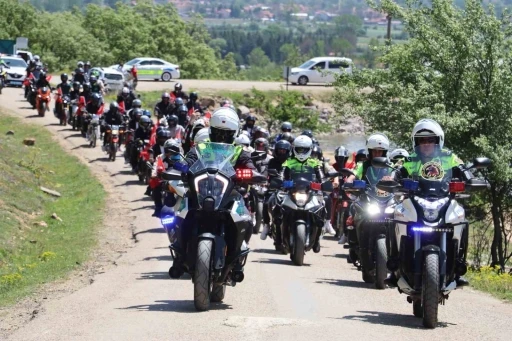 Liseli gençler motosikletleriyle trafik farkındalığı oluşturdu: &quot;Bir Kural, Bir Ömür&quot; yolculuğu
