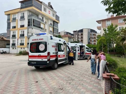 Liseli kızların sosyal medya kavgasını ayırmak için araya giren 2 kız bıçaklandı
