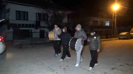 Liseliler davul &ccedil;alarak sahura kaldırıyor: "Bahşişleri bol bol hazırlayın"
