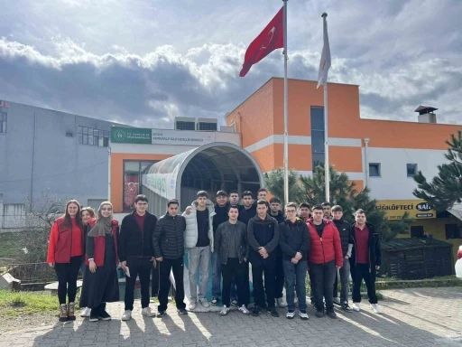 Liseliler gen&ccedil;lik merkezinde
