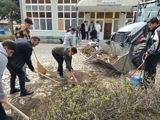 Liselilerden cami temizliği
